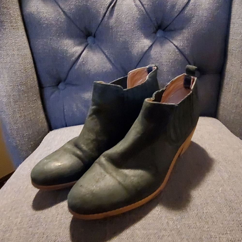 Size 9 Tommy Hilfiger booties
